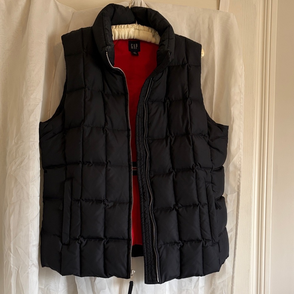 GAP Black Quilted Puffer Vest with Red Lining, Large